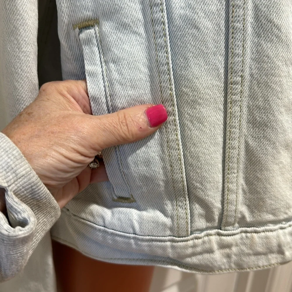 LEVI’S Bleached Denim Trucker Jacket Embroidered Sleeves Y XL Fits S Small Adult